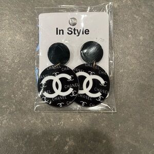 Fashion earrings 
Imitation 
*not real brand*